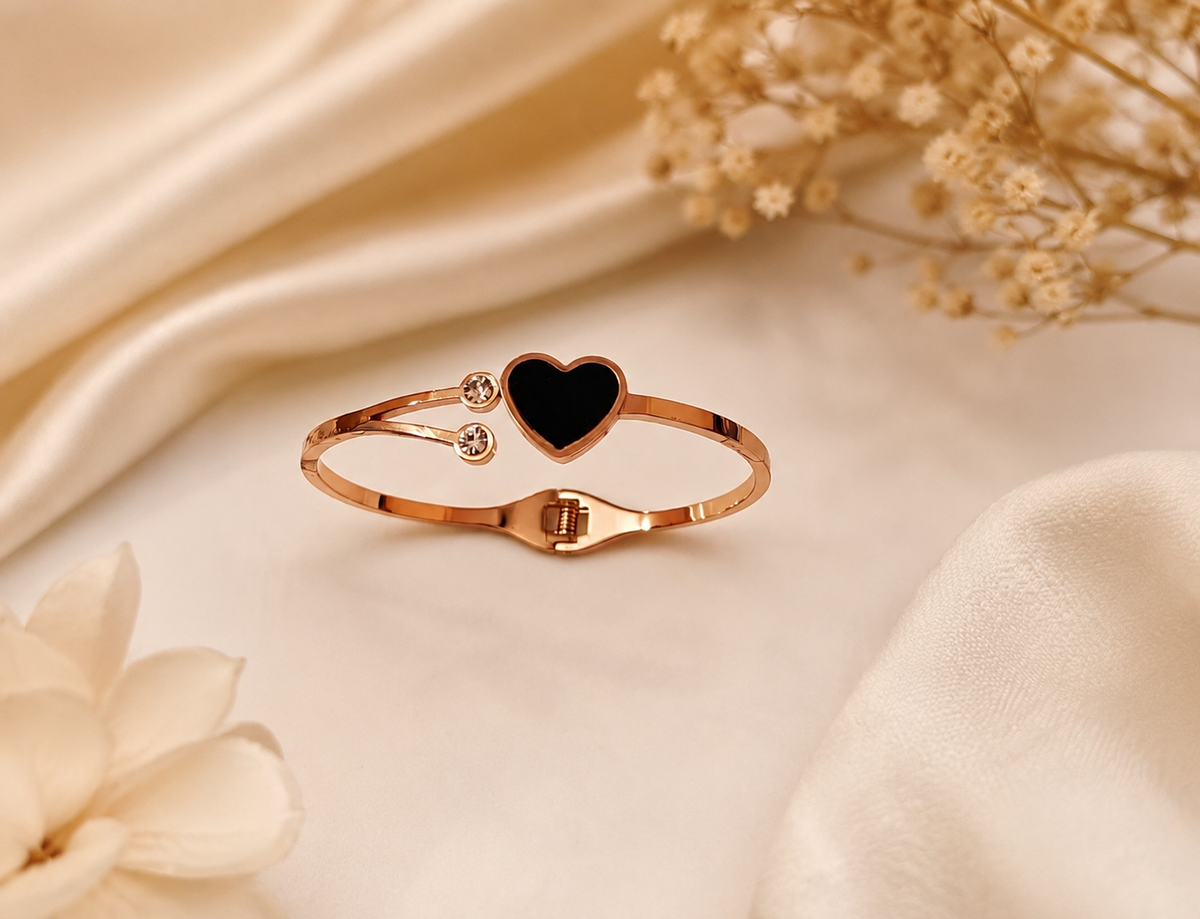 Elegant Black Heart Bracelet – Rose Gold