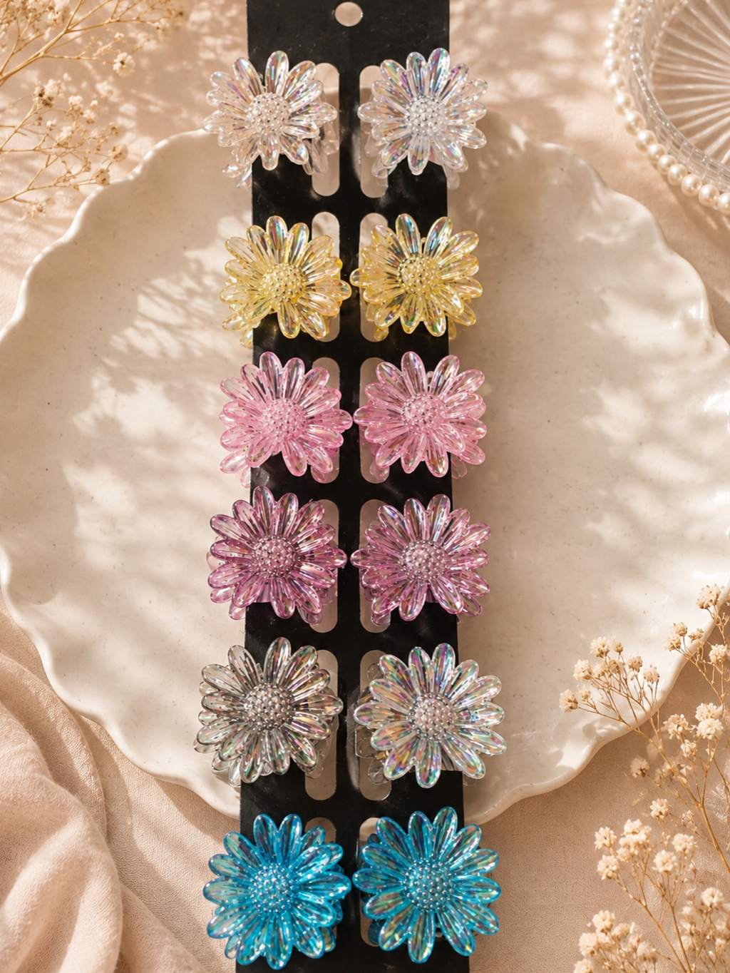 Transparent Daisy Flower Claw Clip – Medium Size | Random Color (1 Piece)